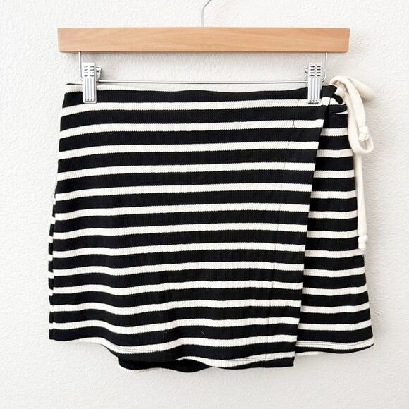 KIRIOUS | Black Cream Striped Skirt Shorts Skort Side Tie Waist | Size Large - Picture 1 of 6